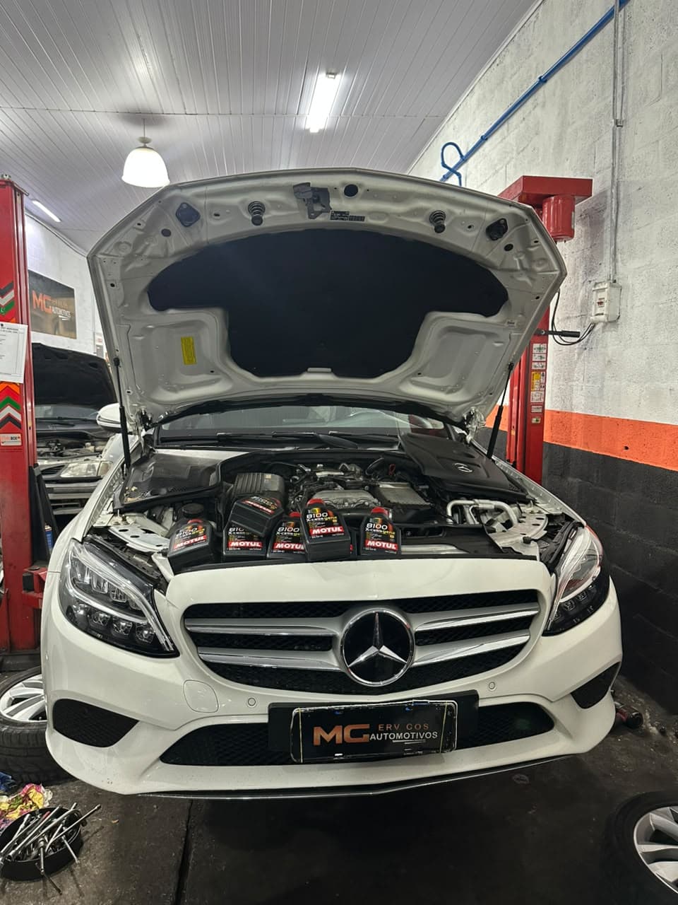 Mercedes-Benz no elevador da oficina MG Serviços Automotivos, Ipiranga, São Paulo