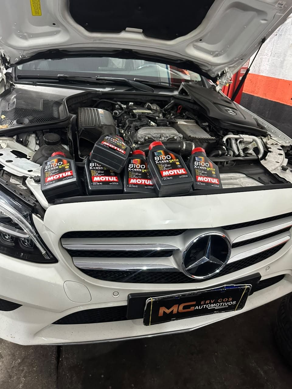 Óleo Motul 8100 5W-40 preparado para a troca em Mercedes-Benz na MG Serviços Automotivos